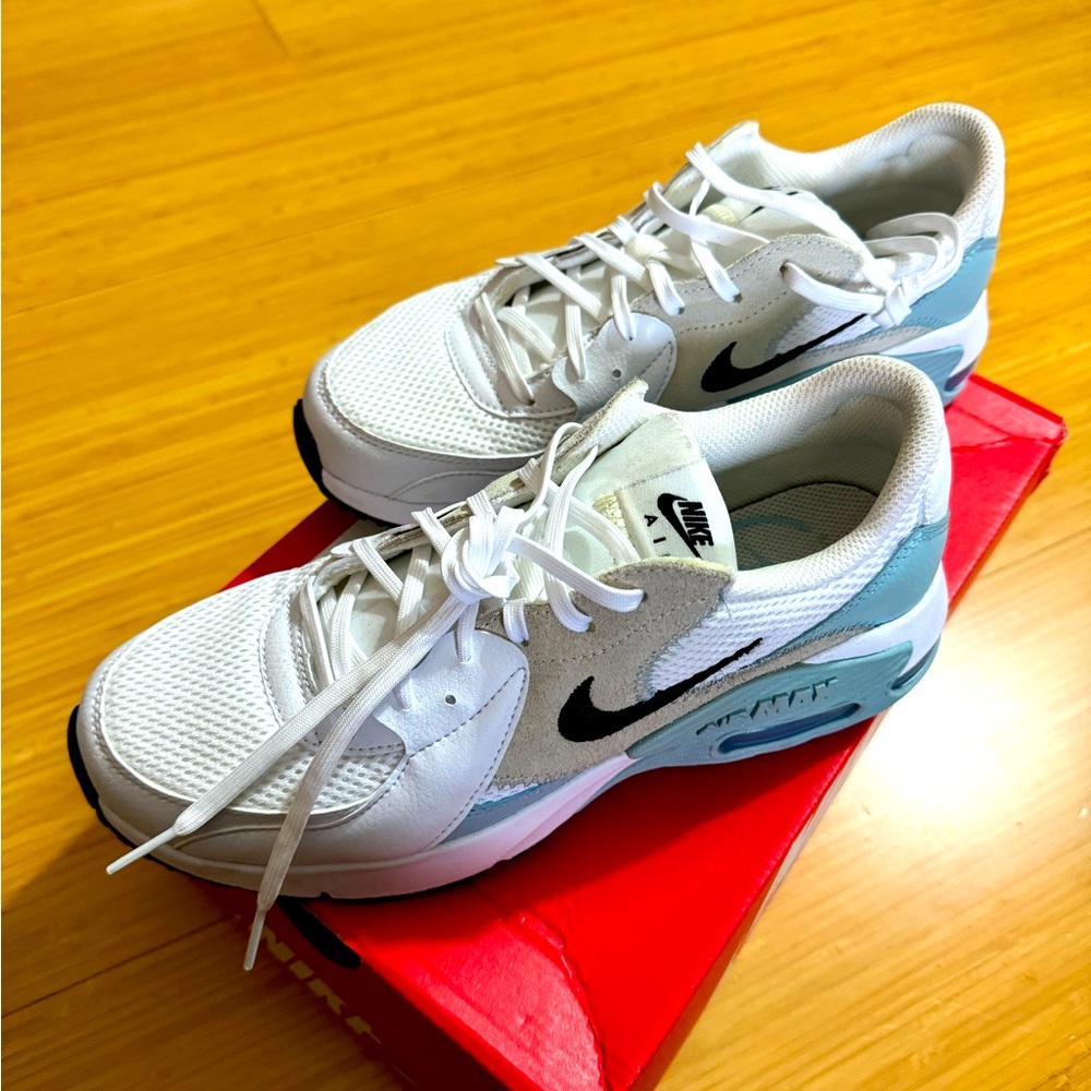 Nike Air Max Excee Women's Sneaker (Gently Used)